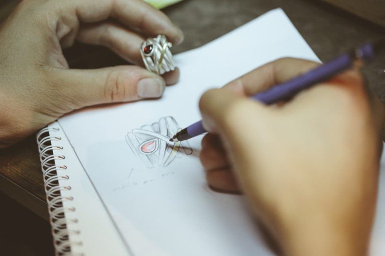 Anillos artesanales en Barcelona piezas con identidad propia para quienes buscan algo más que una joya